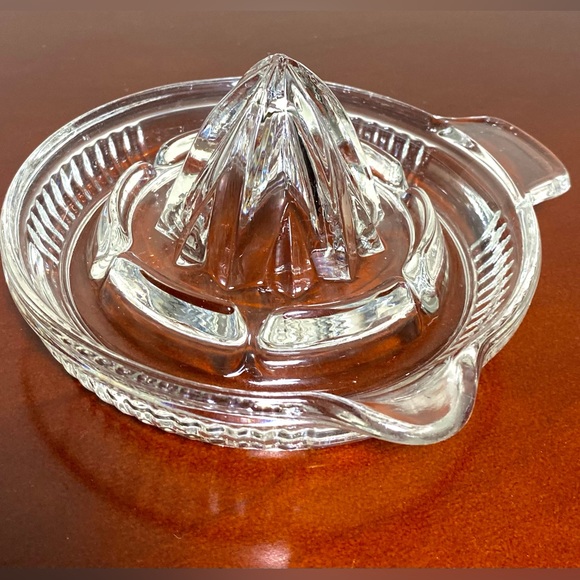Crystal clear Glass lemon Squeezer, citrus
Juicer, extractor manual hand - Picture 1 of 9